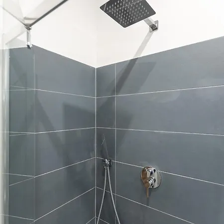 Matilde Modern Apartment-rental In Rome